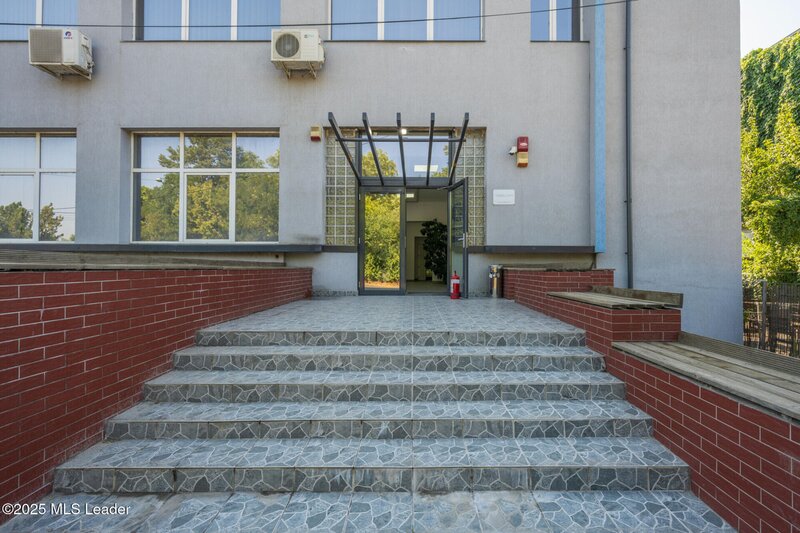 Danubiana de vanzare spatiu birouri si depozitare, teren