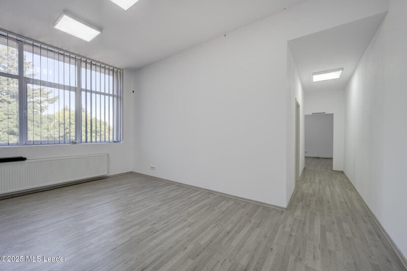 Danubiana de vanzare spatiu birouri si depozitare, teren