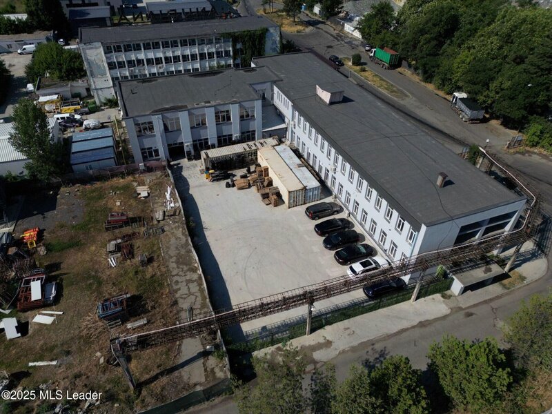 Danubiana de vanzare spatiu birouri si depozitare, teren