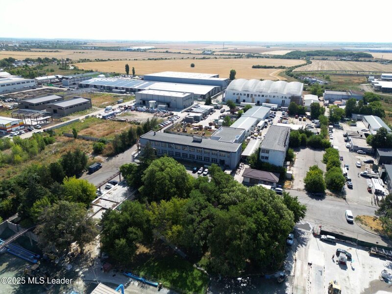 Danubiana de vanzare spatiu birouri si depozitare, teren