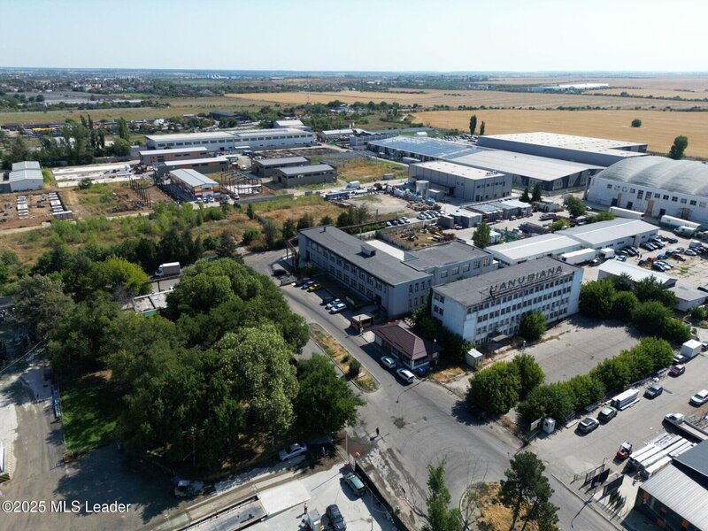 Danubiana de vanzare spatiu birouri si depozitare, teren